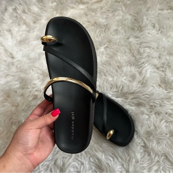 Madden Girl Women's Caribbean Slide On Sandal with Toe Loop - Picture 6 of 7